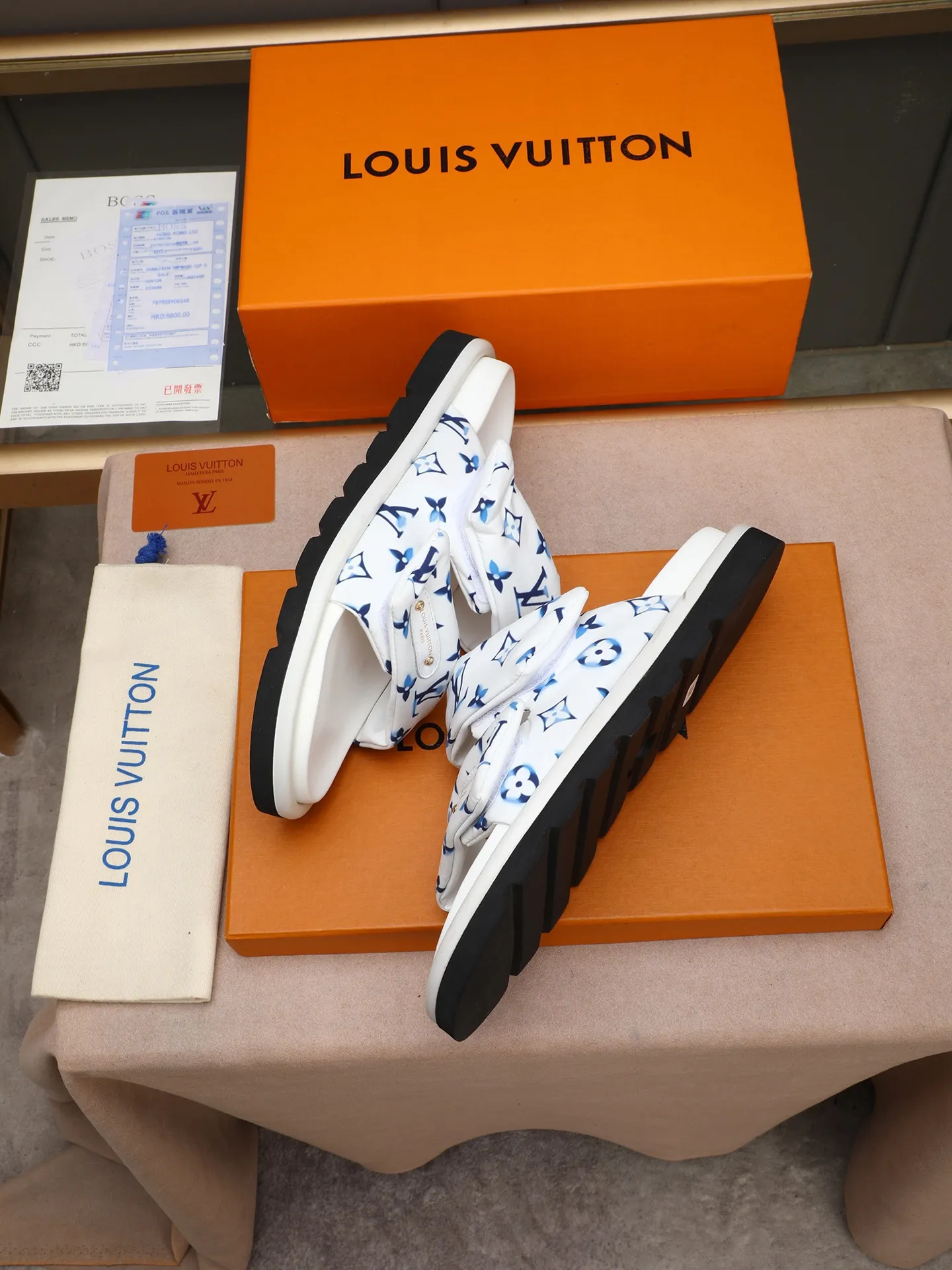 PP360 [LOUIS VUITTON] Louis Vuitton, LV printing, men's and women's slippers are on the market. The drawer box packaging comes with a cloth bag and a card. The upper pattern looks very soft and waxy, and it is a super versatile leg slimming tool. Fabric: imported denim/canvas/old fabric, LV hardware LOGO, official website pattern printing, comfortable to wear, feet: high-elastic PU water table. Sole: foam sole, heel height: about 5cm. Code number: 35-46, 35, 45, 46 are custom-made and non-returnable. Color: multiple colors and styles available.